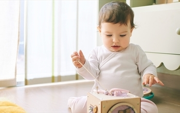 9 aylık bebek kaç haftalık olur? 9 aylık bebek neler yapar?