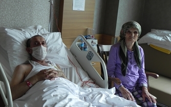 80 yaşındaki anne, böbreğiyle oğluna hayat verdi 80 yaşındaki anne, böbreğiyle oğluna hayat verdi